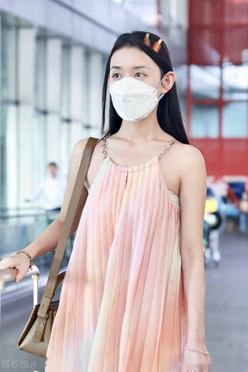 蒋依依身穿粉色吊带裙甜美清爽_北京_机场