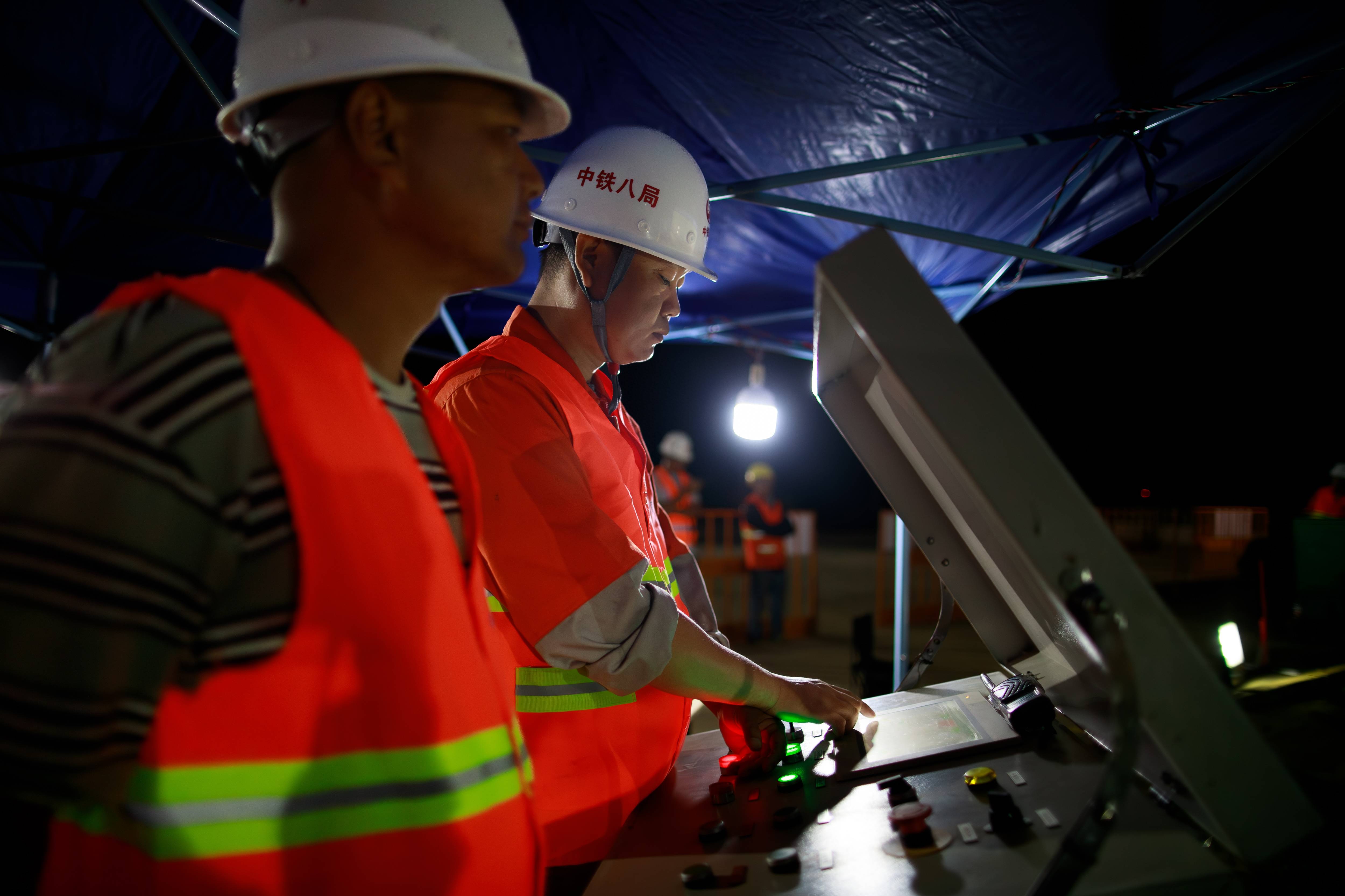 贵南高铁引入贵阳枢纽铁路尖坡寨特大桥转体成功