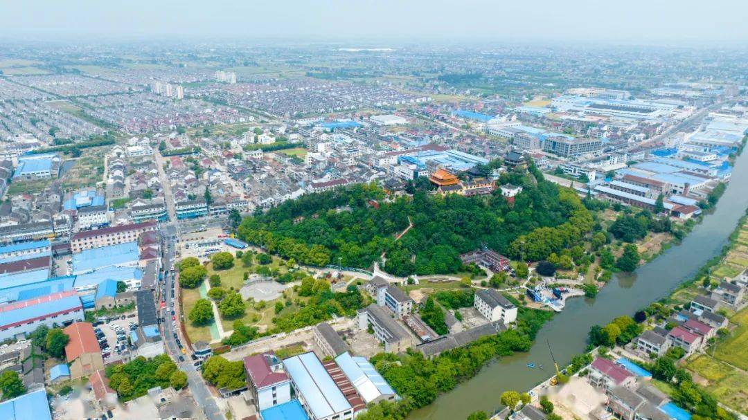 哨声看一眼这熟悉的青绿向南来到孤山应有尽有……荷叶桂花茵糕大炉饼