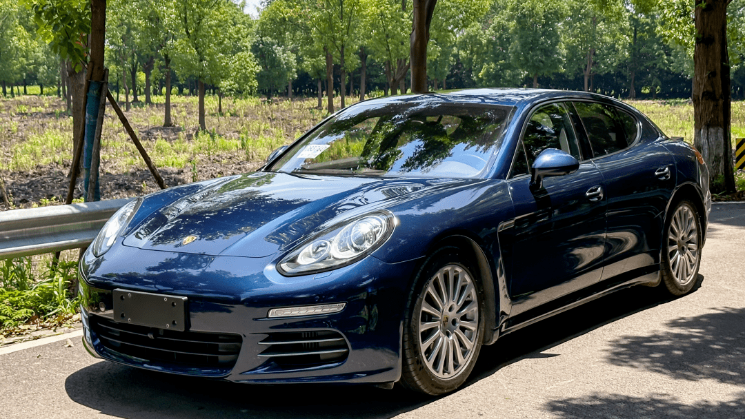 2代的panamera,最好是白色,但是其他颜色也能接受.