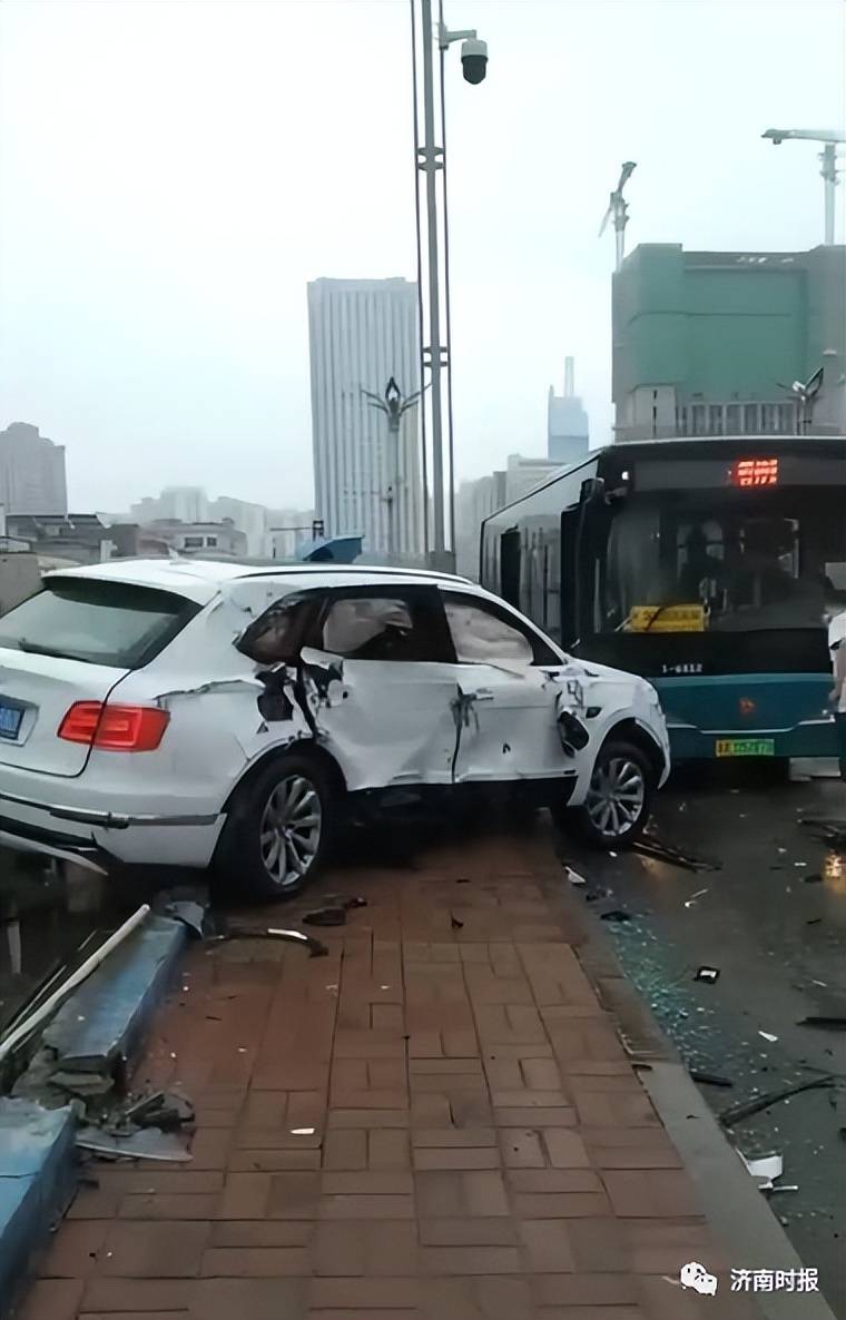 天桥上发生4车事故,刚刚,济南警方通报