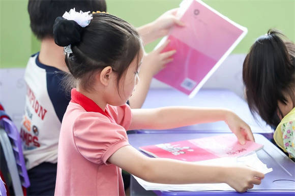 家长学校,助力成长这边,小福娃们在教室里认真学习;那边,福爸福妈们在