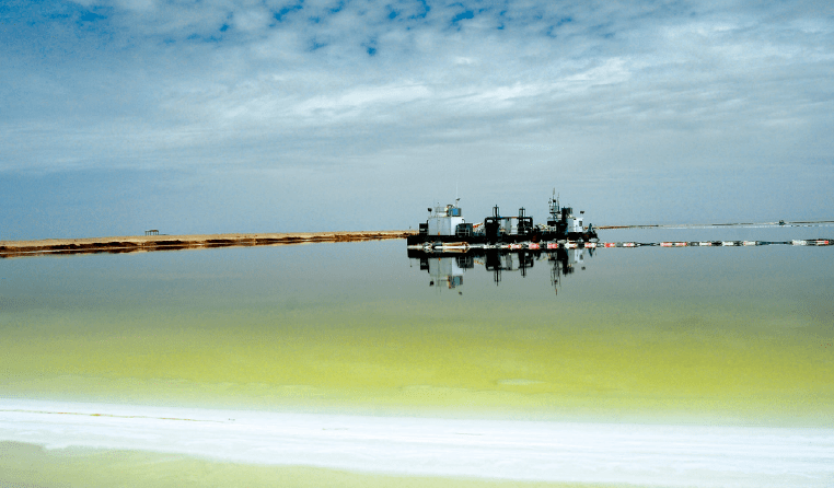 察尔汗盐湖含盐量百分比_察尔汗盐湖的盐可以直接吃吗