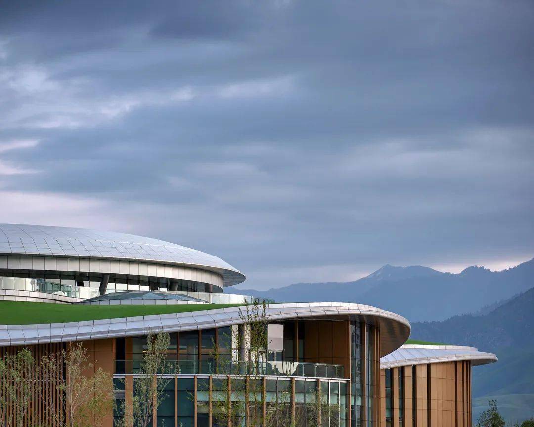 设计:九米设计项目位于江苏宜兴的太湖畔,竺山染秋洲湿地公园内,这里