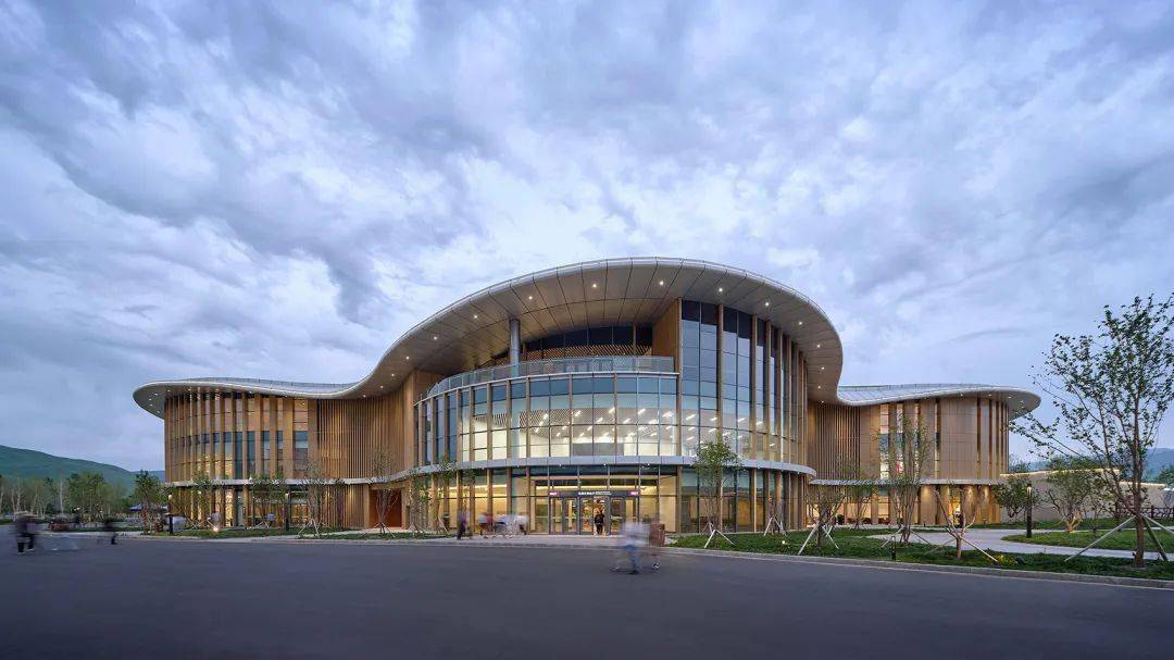 设计:九米设计项目位于江苏宜兴的太湖畔,竺山染秋洲湿地公园内,这里