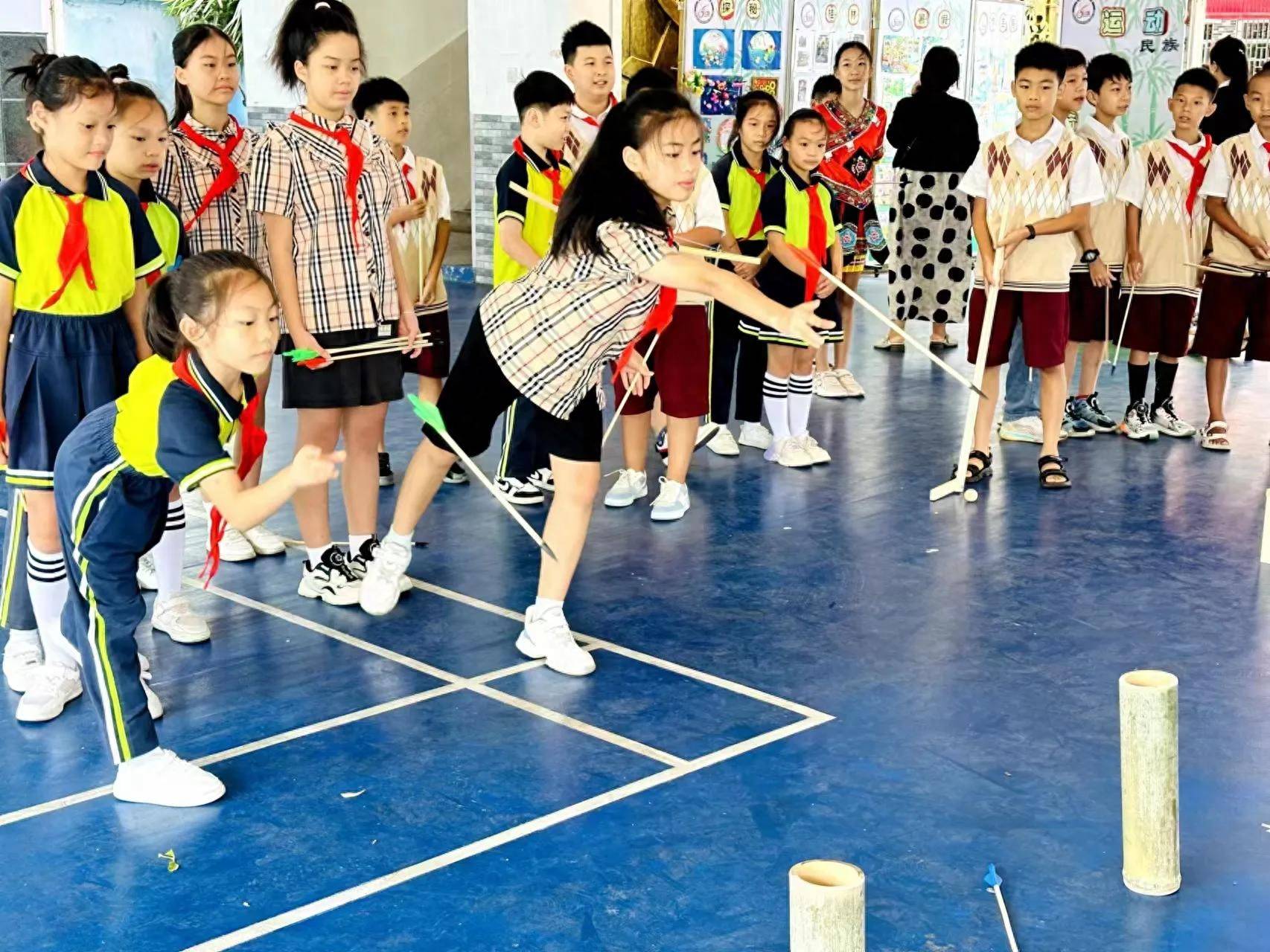 8月28日,桂林市飞凤小学学生们怀抱着崭新的希望,背着书包开开心心