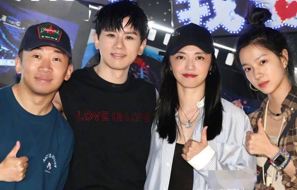 张杰与35岁赵丽颖合影,一身行头过万却满是线头,发质粗糙枯黄!