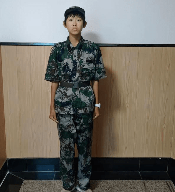 高578班任思源这张军训标兵的喜报只是我高中的一个良好的开端.