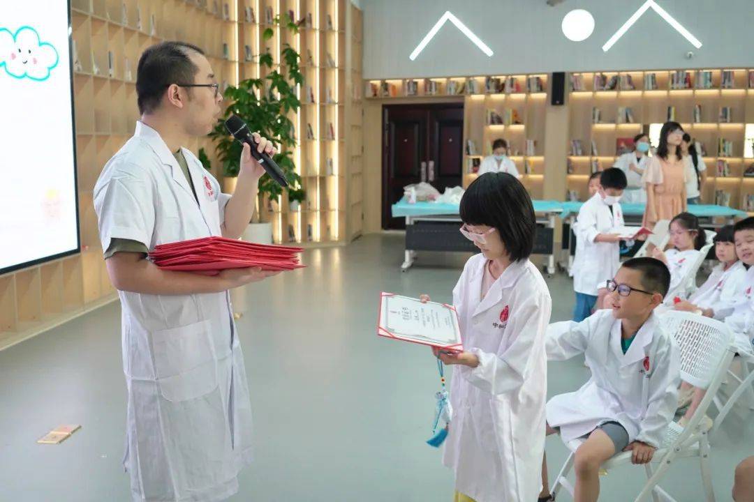 孩子们化身“小小中医”,在这堂课上感受中医药文化的魅力→_进行_传统_患者
