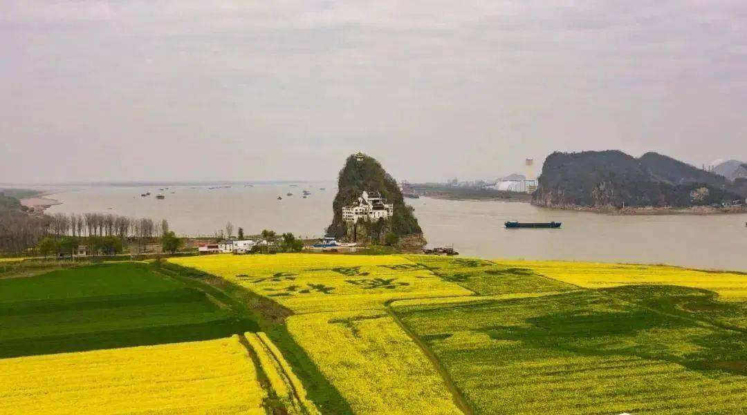 "小孤山"(亦称"小姑山"),彭郎因悲于小姑之死,遂化成石矶,即"彭浪矶"