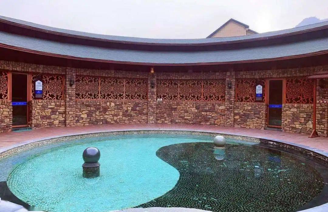 温泉漂流河深受年轻游客喜爱的温泉造浪池太白十二草药汤池,玉石炕