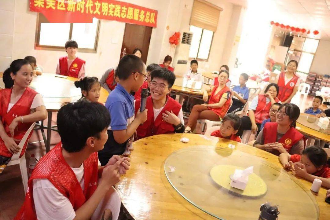 队成员在厦门集美区双岭村开场互动环节"心灵守望"实践队前往顶许小学
