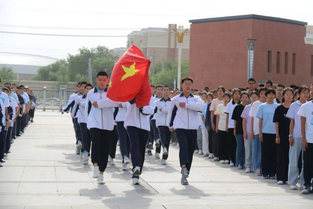 沙湾一中举行新学期首次升旗仪式_任书记_国旗_全体师生