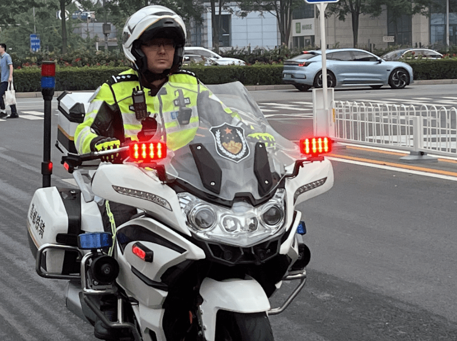 报警电话还没按完,交警就来了!铁骑为啥能这么快?_摩托车_处理_莲花桥