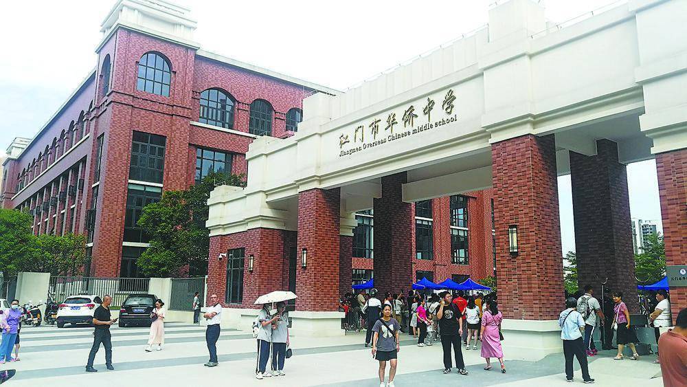日前,记者前往江门市华侨中学新校区采访.