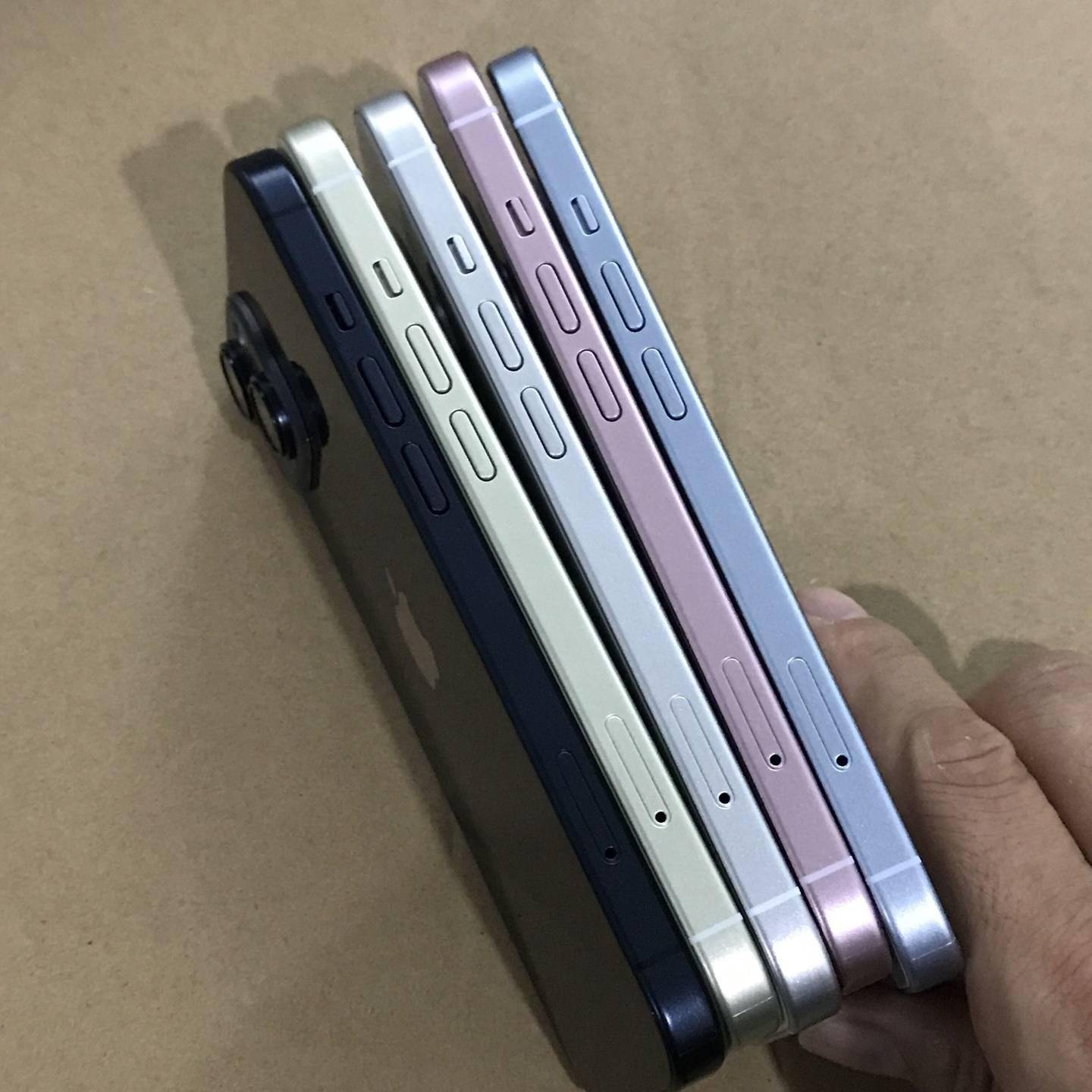 苹果 iPhone 15 和 iPhone 15 Pro 机模展示 新机颜色外观曝光图片 第6张