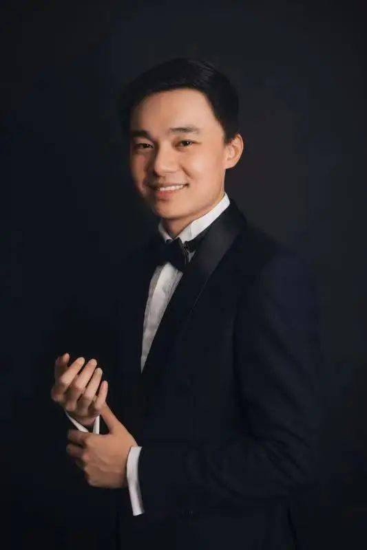青年男中音歌唱家 蒋涛毕业于中央音乐学院声乐歌剧系,师从黑海涛教授