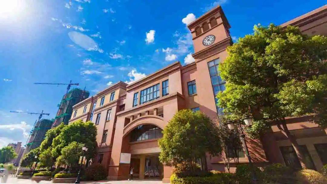 查看更多凤凰园校区校园美景东桥小学创建于1905年,百年积淀衍生出"尚