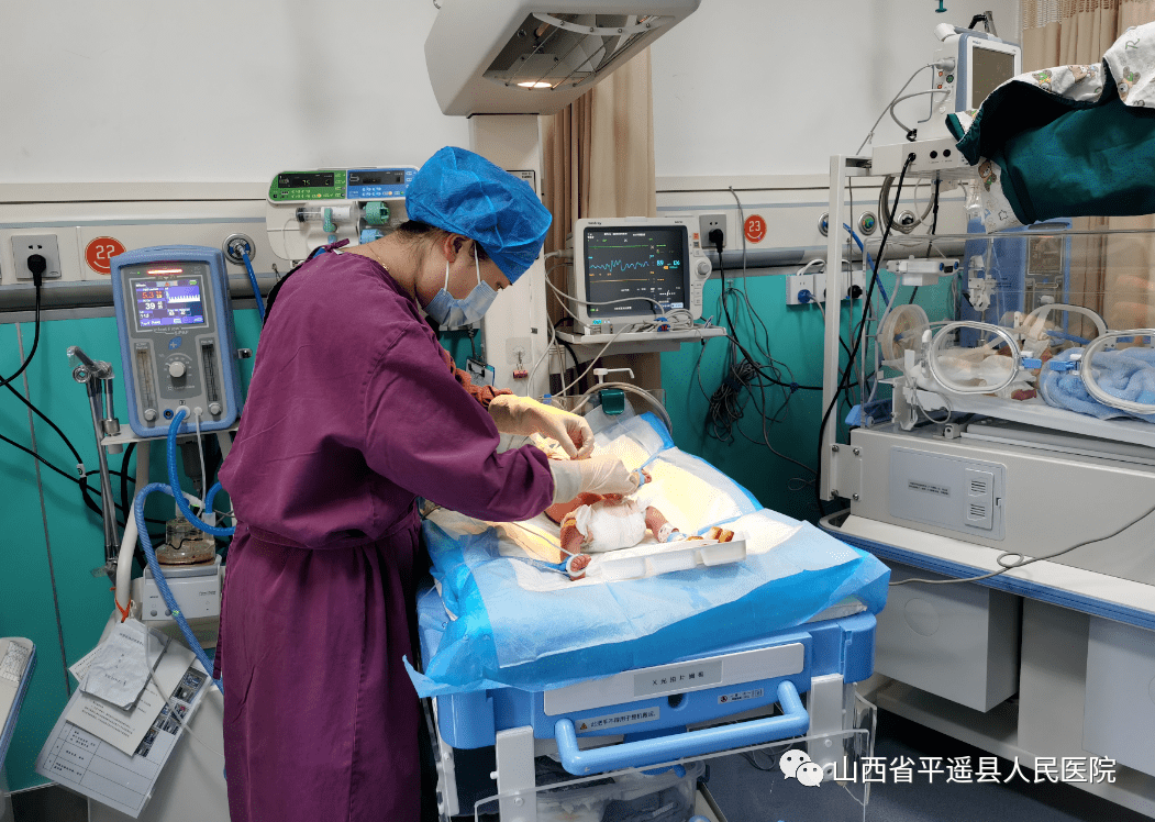 连续三个夜晚,平遥县人民医院新生儿科医生蹲守产房手术室.