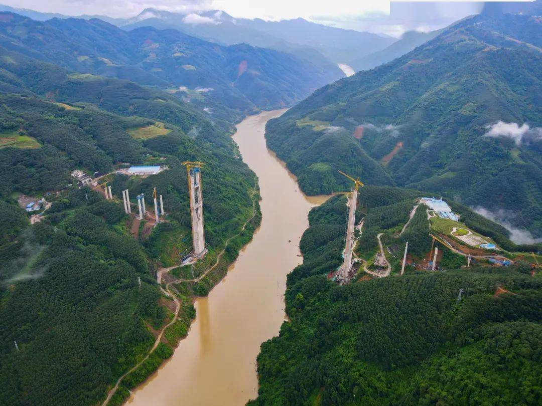 李仙江特大桥(李宝林 摄)勐绿高速项目地跨三个县州市,建设里程长
