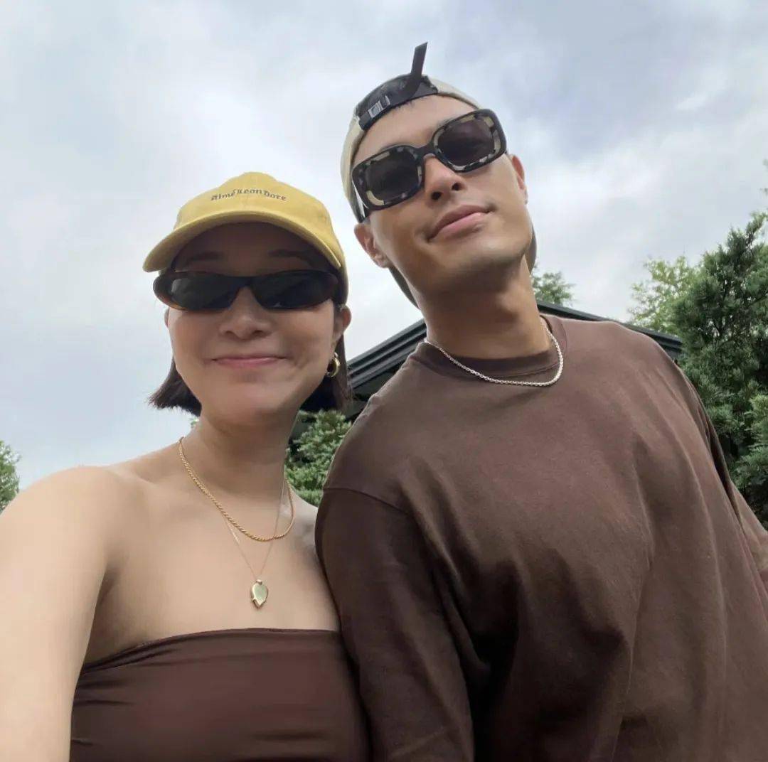 图源:网络早在一胎女儿anah出生后,杨祐宁就从时尚型男变身超级奶爸