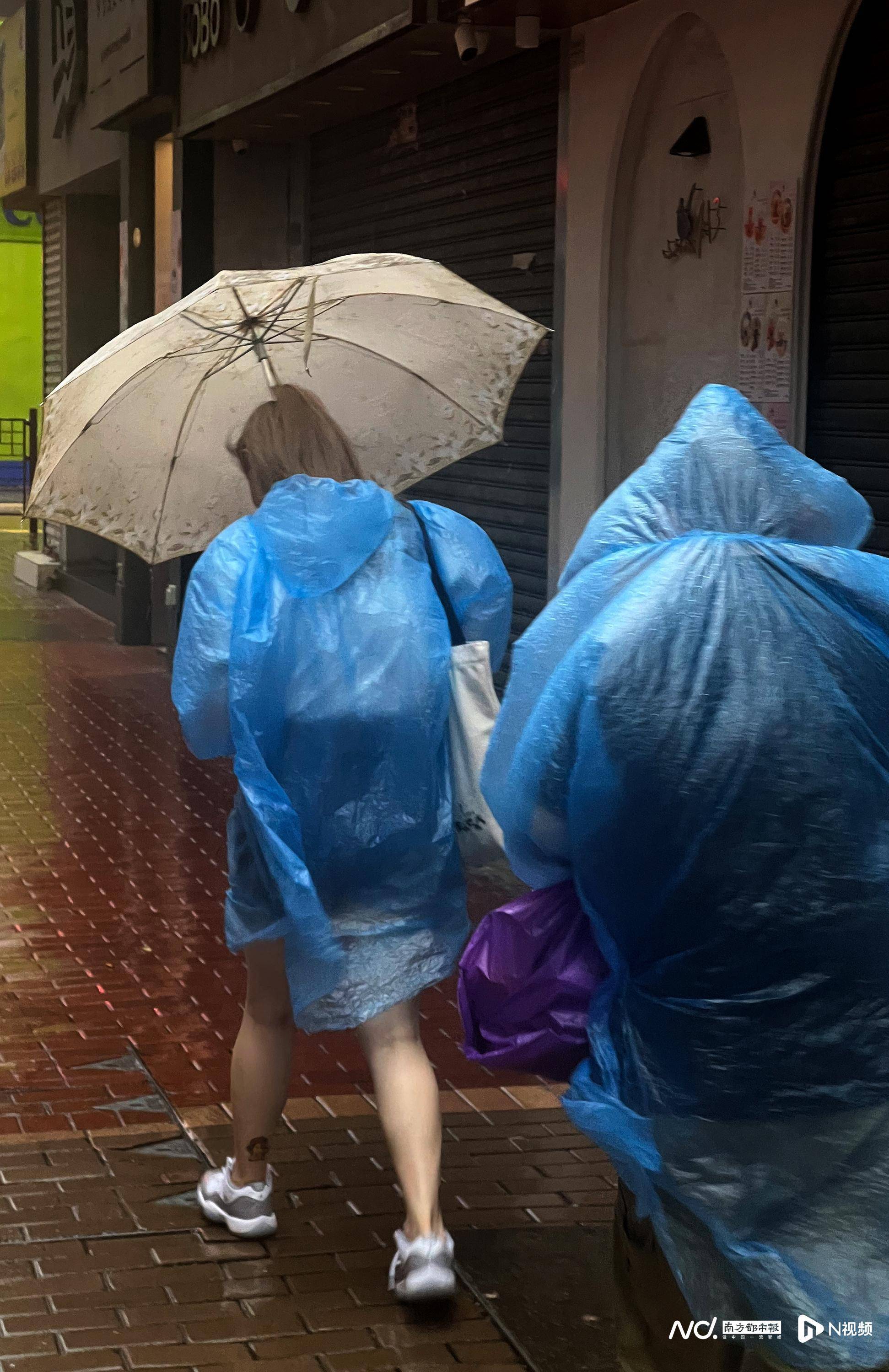 直击超强台风"苏拉",香港挂9号风球,市民贴胶纸加固门窗_南都_暴风