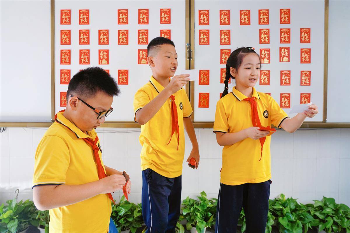 "9月1日一早,武汉市新洲区邾城街第二小学迎来开学季,同学们穿着校服