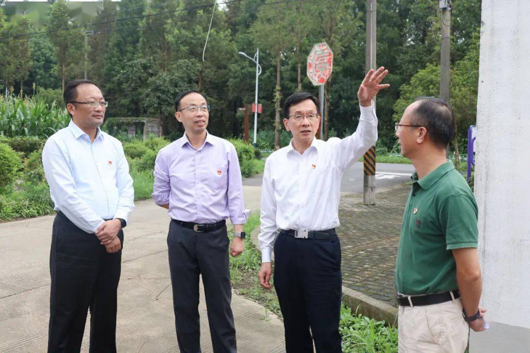 陈干新与枫泾镇双庙村党总支书记,村委会主任沈顺辉共同签署驻村