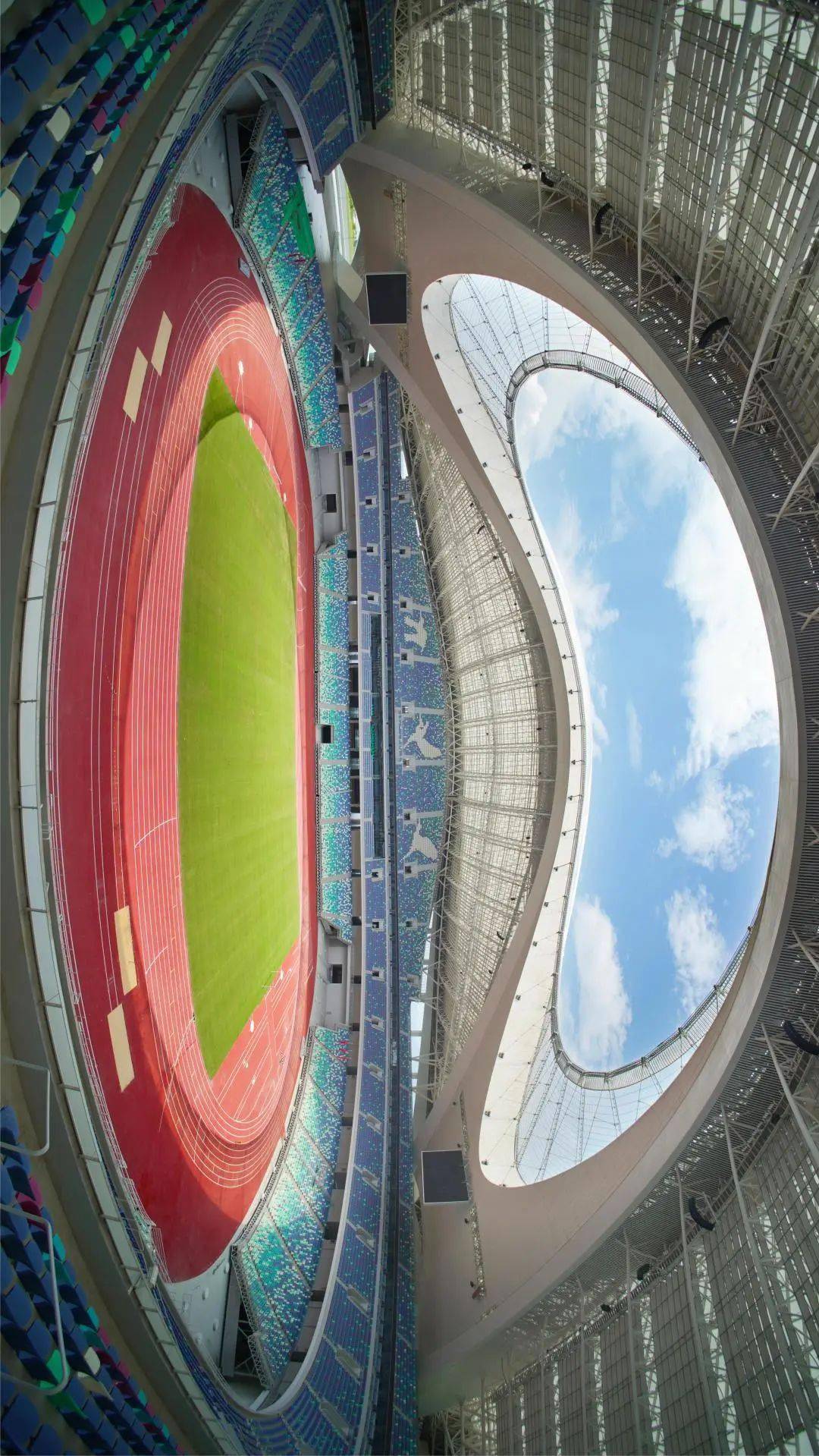 25日,厦门白鹭体育场主体经历千余日夜自2020年8月打下第一根桩基以来