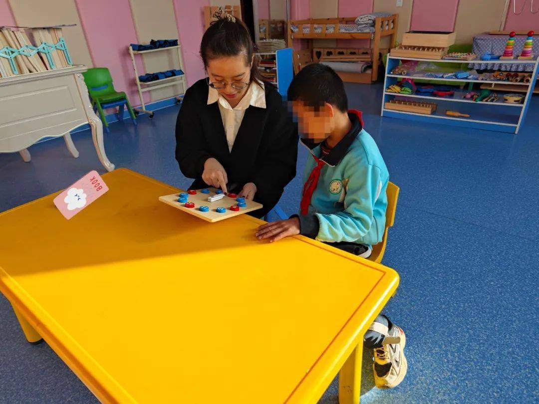 师者如斯丨牵着"蜗牛"散步的老师_赵玮琦_赵同学_孩子