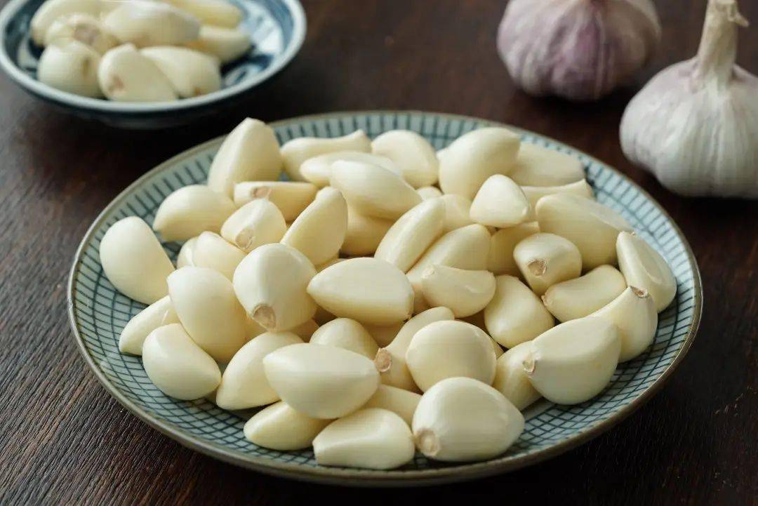 大蒜有助于舒缓呼吸道问题,如感冒,过敏或哮喘引起的鼻塞和充血.