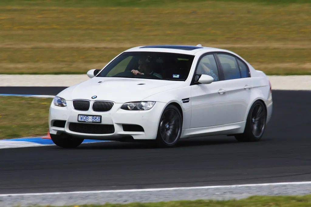 其历史上最棒的v8引擎:s65,以及一台非常具有争议的m3e9x(90代表四门