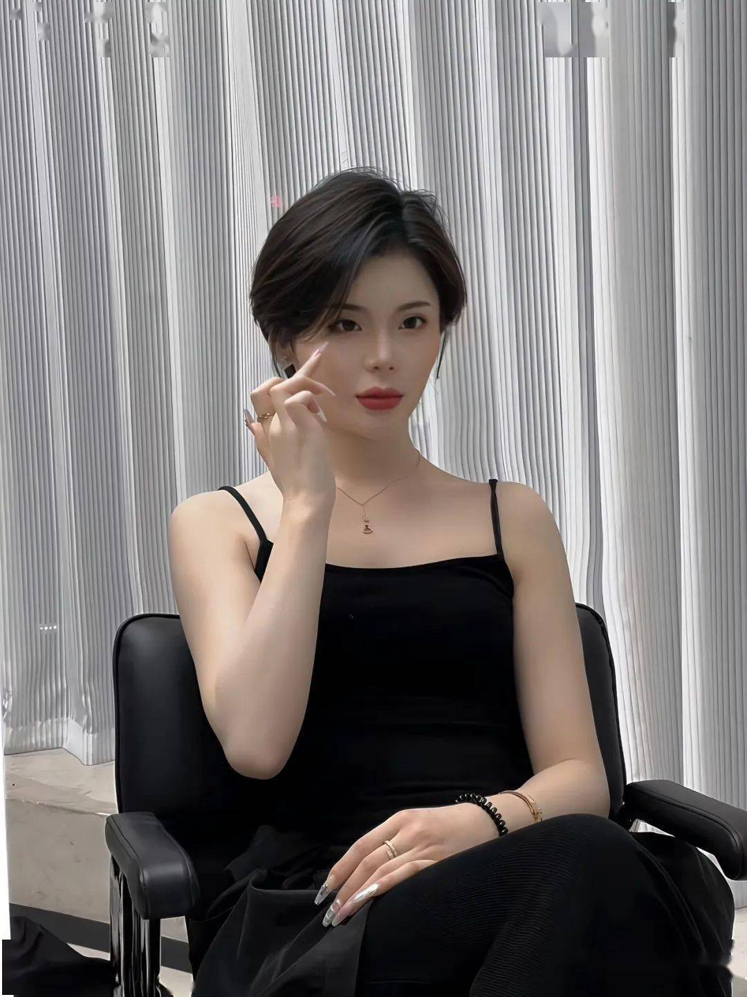 超短发女孩