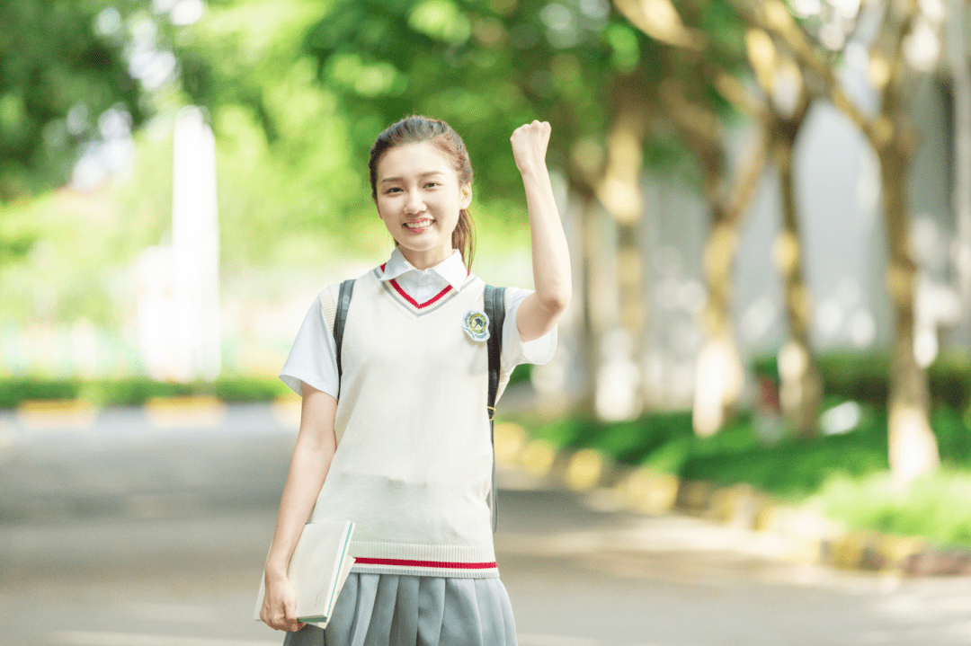 洛阳一女大学生因军训照走红,多家公司求签约却被拒绝,原因超直接!