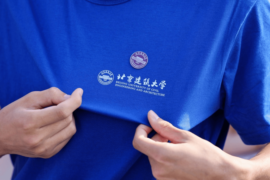 佩戴北京建筑大学校徽党委书记李军锋为新生代表开学典礼正式拉开了