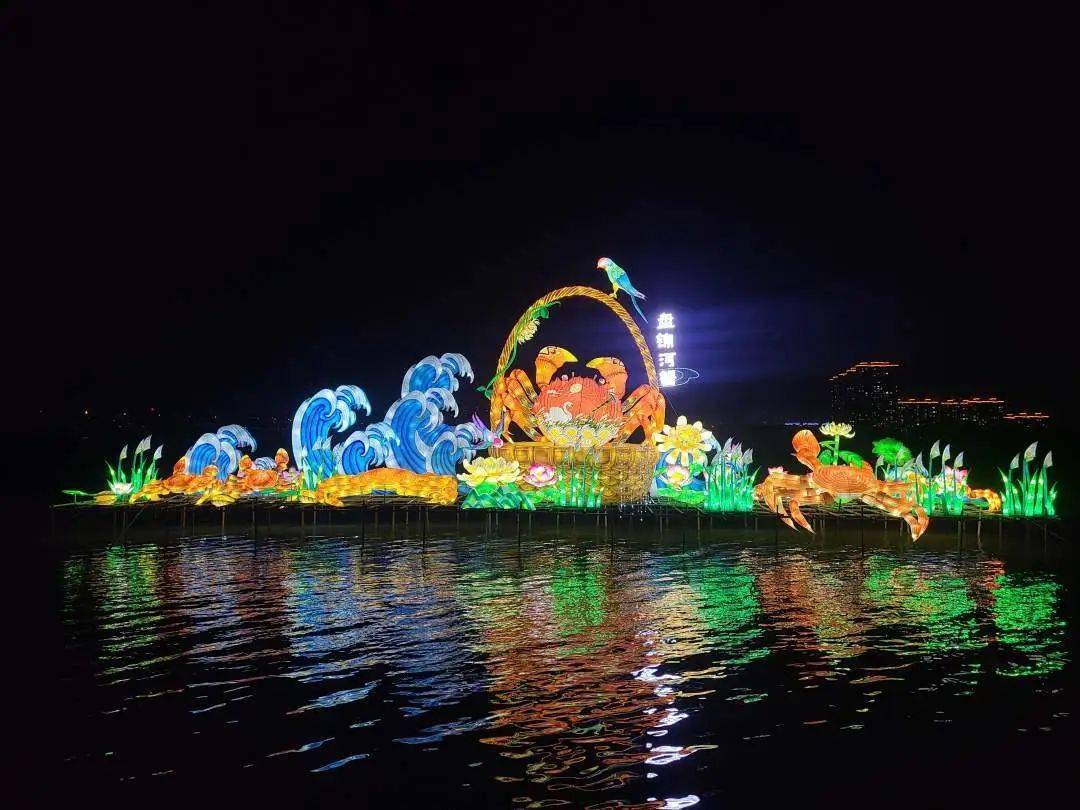 夜幕笼罩下的辽河湿地公园流光溢彩,放眼望去,处处霓虹闪烁,火树银花.