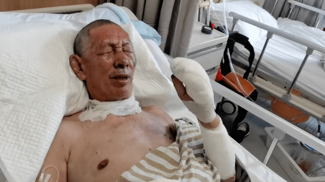 "以为这是座雕像..."向这位南通70岁老保安致敬!_张家汉_江苏_浓烟