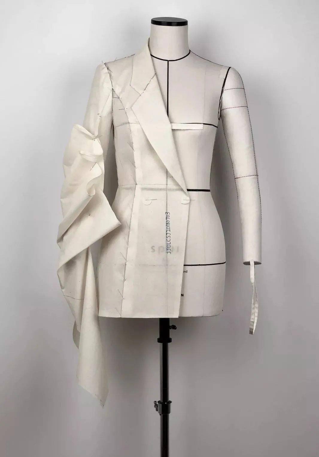 立体裁剪是区别服装平面制版的一种裁剪方法,是完成服装款式造型的