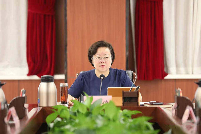 9月1日上午,县委书记李彦侠在县会议中心主持召开县委理论学习中心组