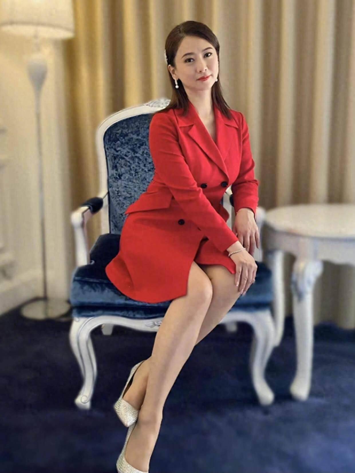 香港知名女星翁虹低胸装现身慈善晚会,想参演台剧_台湾_新书_女儿