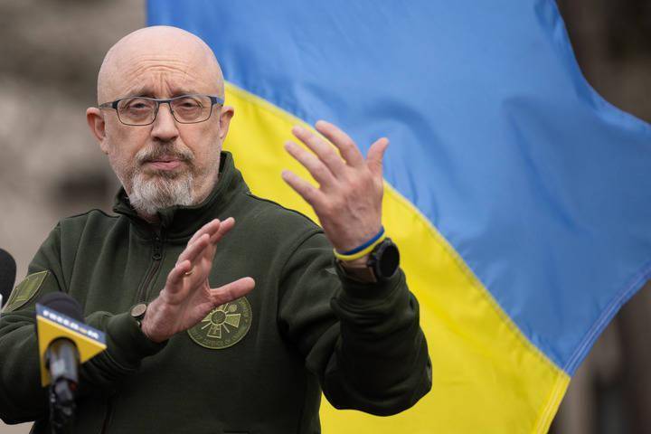 “乌克兰”在被撤换当天，乌前防长披露一个数字——
