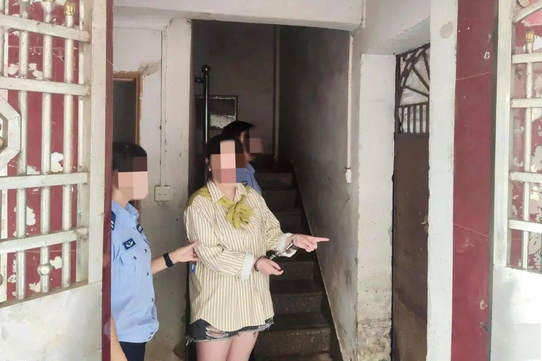 女子当街被抓图片