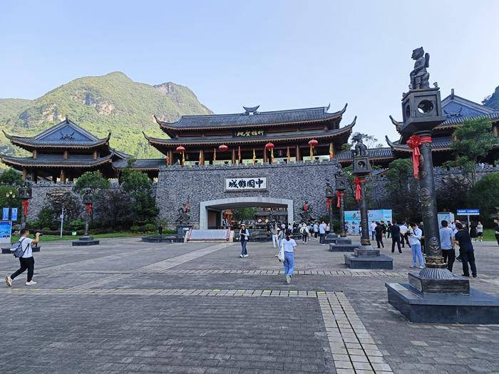 据介绍,"中国傩城"景区以神秘傩戏为主题,是中国傩戏学会唯一授牌的