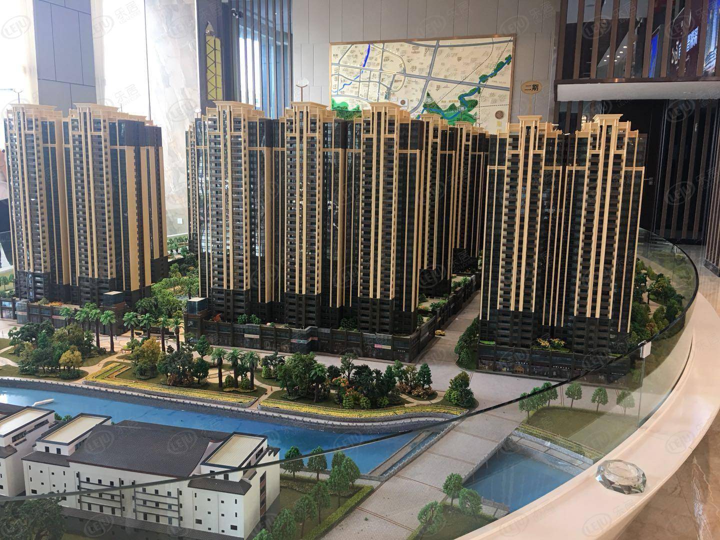 西临揭神路,毗邻康美药品城,万泰城等大型住宅,商业项目,是普宁未来