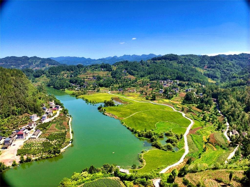 咸丰县中寨坝村把农田种成风景.