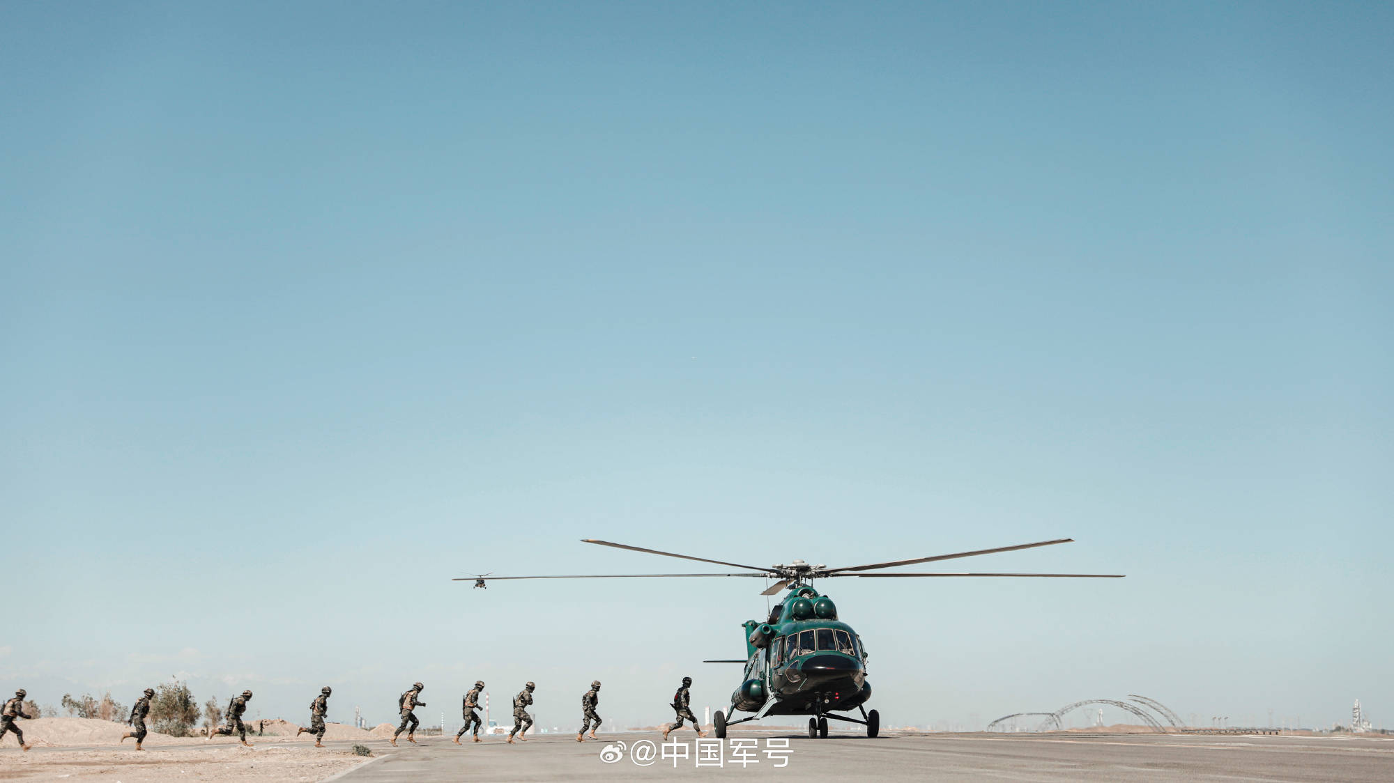 武警特战队员直升机索降场面帅爆了_训练_武警新疆总队_于路