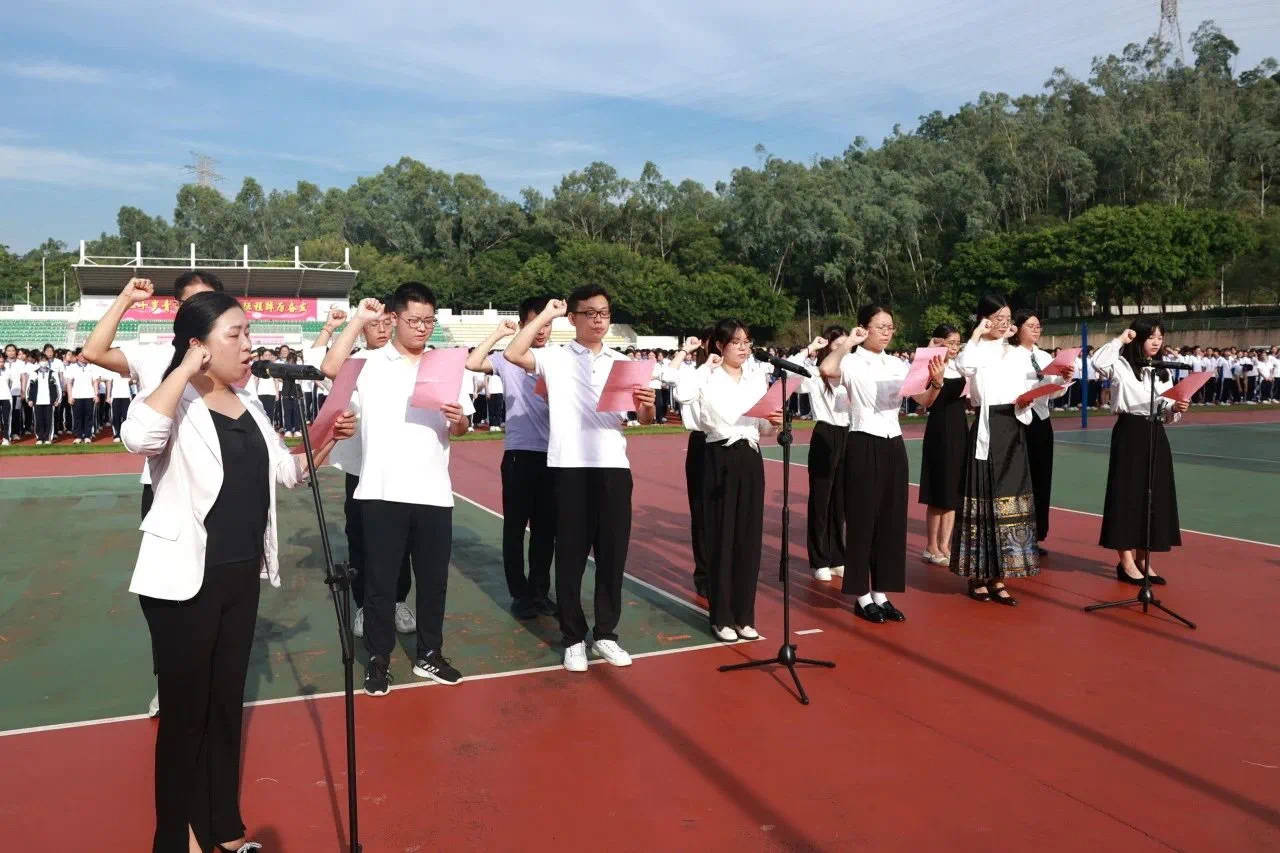 开学典礼上,龙城高级中学举行了师德师风月启动仪式.