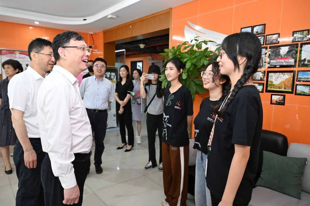 你好,同济大学_新生_迎新_哥哥