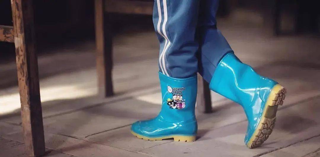 《旺扎的雨靴》是由同名小说改编而成的.