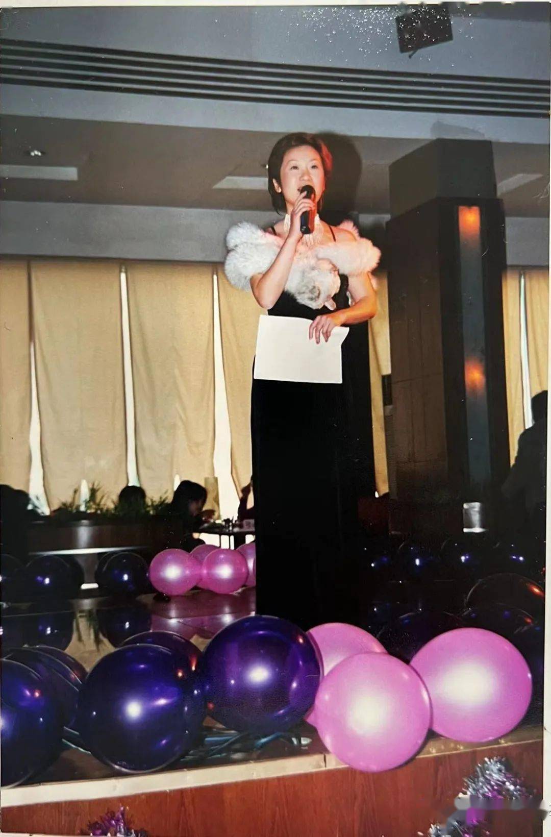 除了电台节目,温州的各大文艺舞台上也随处可见胡红主持的身影,用她的